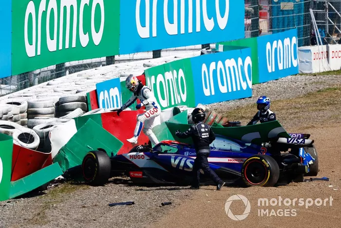 Les voitures de Daniel Ricciardo, RB F1 Team VCARB 01 et Alex Albon, Williams FW46 dans la barrière de pneus après avoir chuté lors du premier tour.