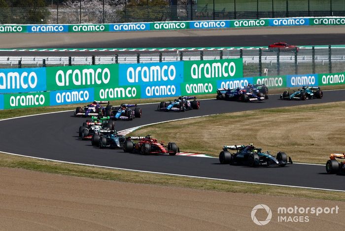 Daniel Ricciardo, RB F1 Team VCARB 01 y Alex Albon, Williams Racing, chocan mientras Lewis Hamilton, Mercedes F1 W15, Charles Leclerc, Ferrari SF-24, George Russell, Mercedes F1 W15, Nico Hulkenberg, Haas VF-24, el remiador del campo.