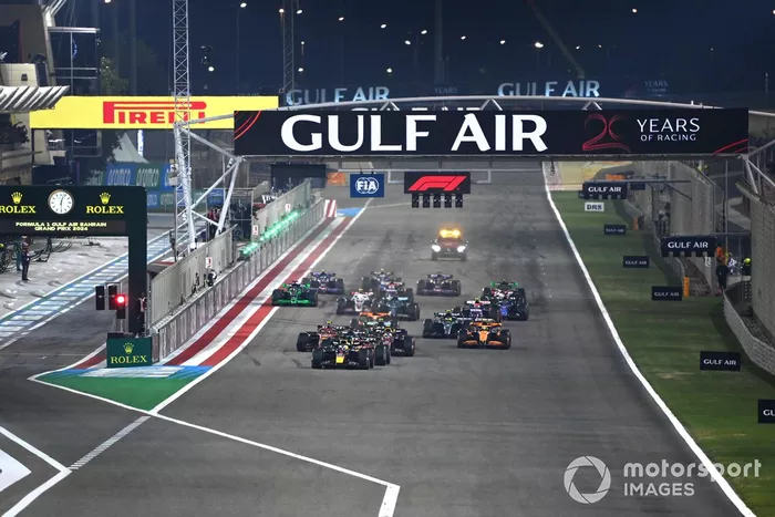 Max Verstappen, Red Bull Racing RB20 el campo de distancia