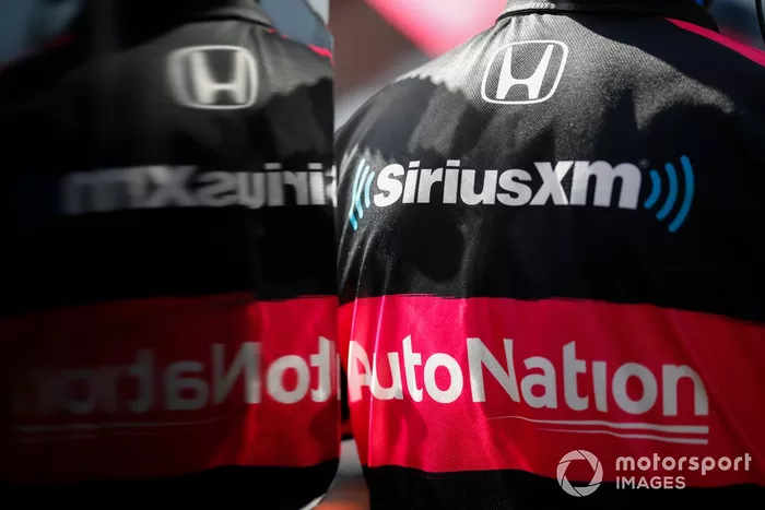 Jack Harvey, Meyer Shank Racing Honda, reflejo del logo de la tripulación