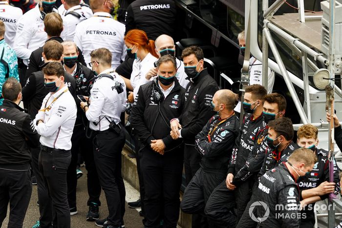 El equipo de Fórmula 1 de Mercedes-AMG en el Parc Ferme antes de las celebraciones del podio.