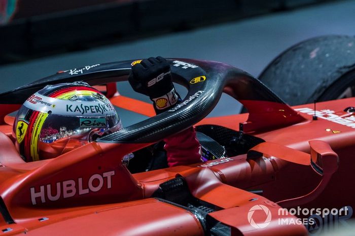 Il vincitore della gara Sebastian Vettel, Ferrari SF90, festeggia sull'arrivo al Parc Ferme