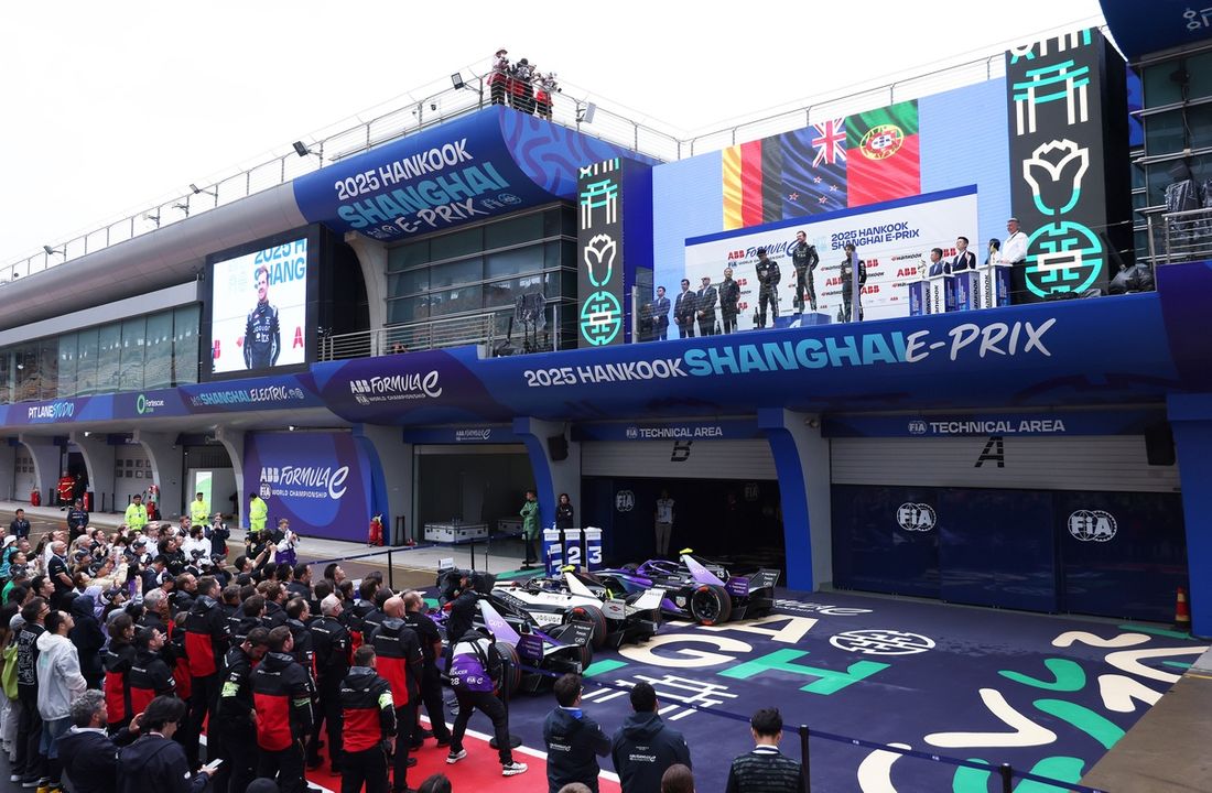 Podio: Ganador de la carrera Nick Cassidy, Jaguar TCS Racing, segundo puesto Pascal Wehrlein, TAG Heuer Porsche Formula E Team, tercer puesto Antonio Felix da Costa, TAG Heuer Porsche Formula E Team