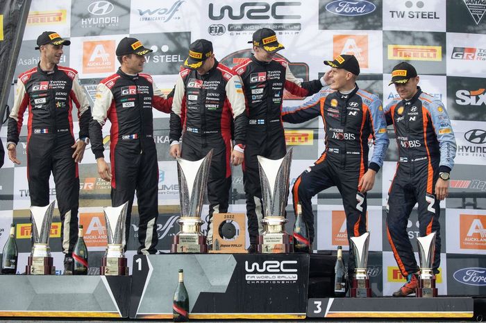 Podio: los ganadores Kalle Rovanpera, Jonne Halttunen, Toyota Gazoo Racing WRT Toyota GR Yaris Rally1, segundos clasificados Sebastien Ogier, Benjamin Veillas, Toyota Gazoo Racing WRT Toyota GR Yaris Rally1, terceros Ott Tanak, Martin Jarveoja, Hyundai World Rally Team Hyundai i20 N Rally1