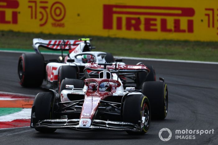 Valtteri Bottas, Alfa Romeo C42, Antonio Giovinazzi, Haas VF-22