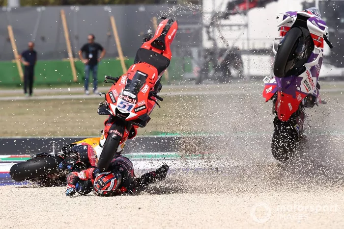 Caída de Pol Espargaró, Repsol Honda Team, Michele Pirro, Ducati Team, Johann Zarco, Pramac Racing al inicio