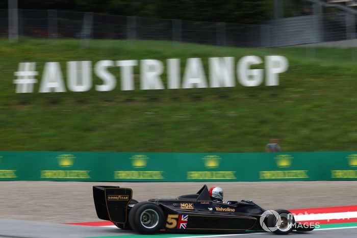 Zak Brown, CEO, McLaren Racing, pilota el Lotus 79