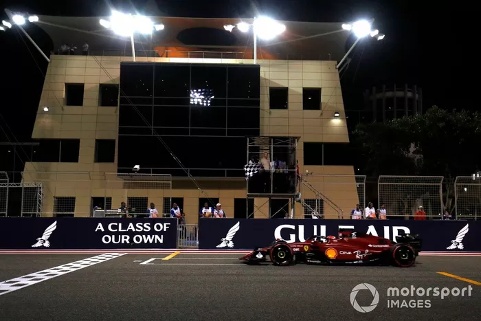 Charles Leclerc, Ferrari F1-75, cruza la meta en primer lugar