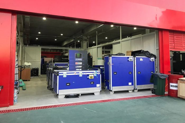 Trabajos en el garaje de Yamaha Factory Racing