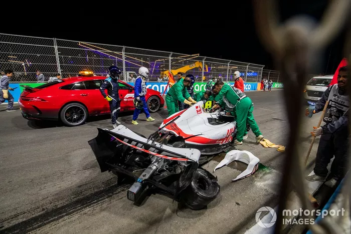 Médicos y comisarios acuden al lugar de los hechos tras un fuerte accidente de Mick Schumacher, Haas VF-22, en la Q2
