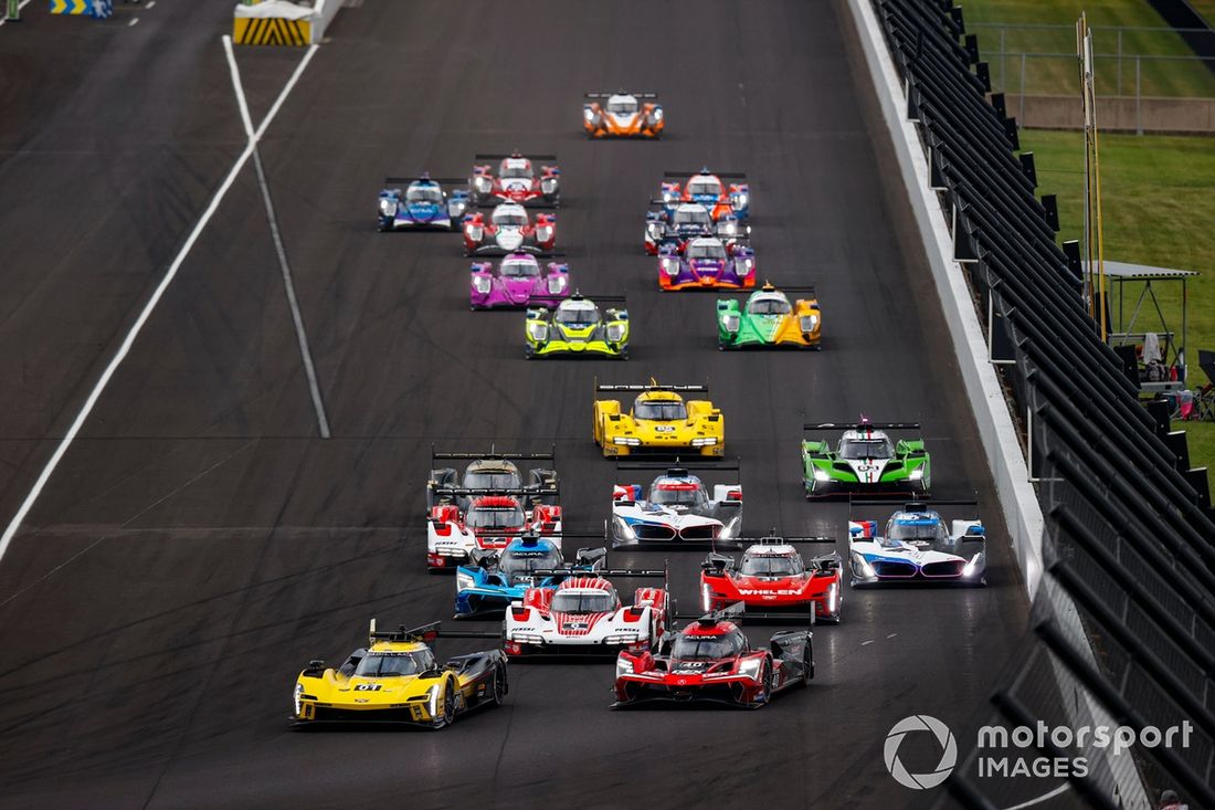 #01 Cadillac Chip Ganassi Racing Cadillac V-Series.R: Renger van der Zande, Sebastien Bourdais, #40 Wayne Taylor Racing con Andretti Acura ARX-06: Jordan Taylor, Louis Deletraz