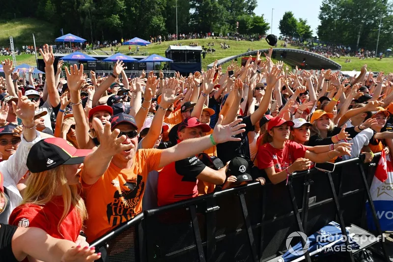 Les fans dans la fanzone