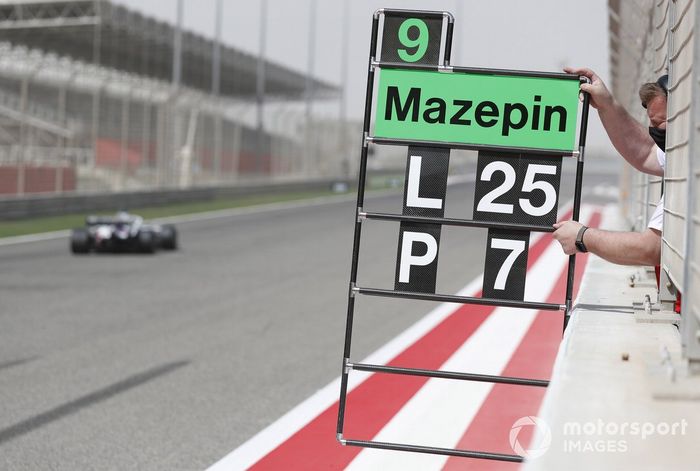 Cartel de boxes de Nikita Mazepin, Haas VF-21