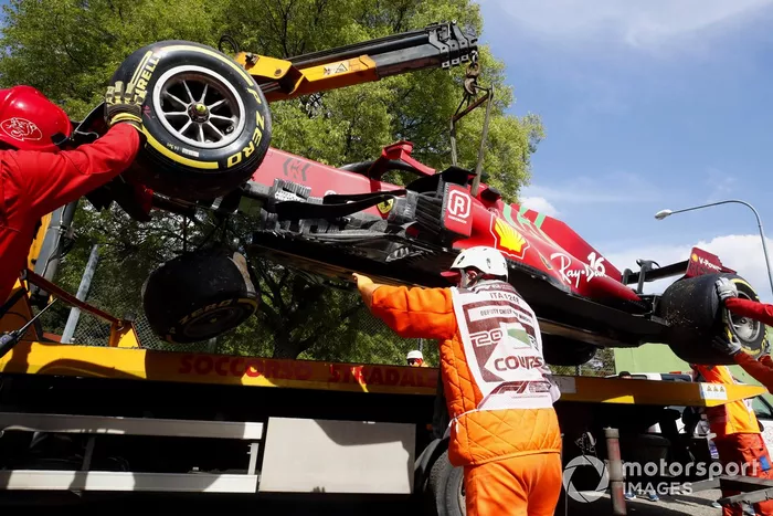 El monoplaza dañado de Charles Leclerc, Ferrari SF21 montado en una grúa 