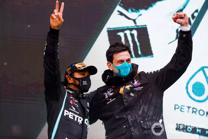Podio: ganador y campeón del mundo Lewis Hamilton, Mercedes-AMG F1 con Toto Wolff, Director Ejecutivo Mercedes AMG
