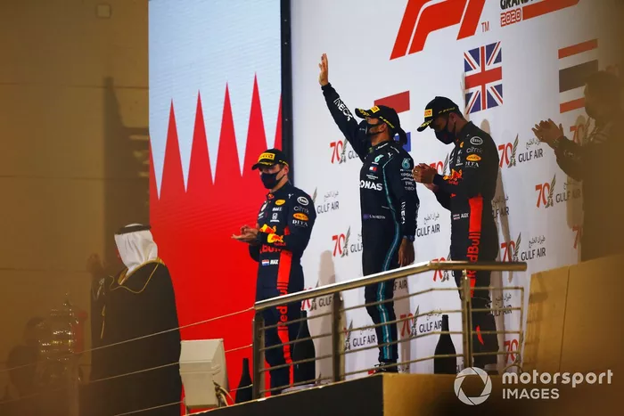 Podio: Lewis Hamilton, Max Verstappen, Alex Albon