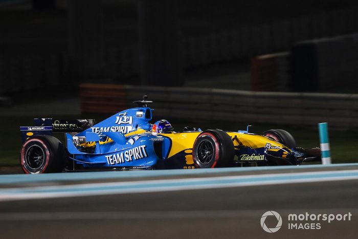 Fernando Alonso pilota el Renault R25, el coche con el que ganó el mundial 2005 de F1, en Abu Dhabi
