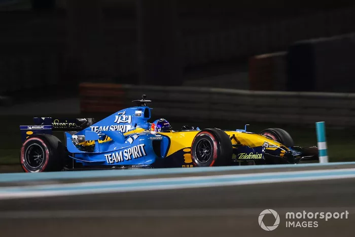 Fernando Alonso pilota el Renault R25, el coche con el que ganó el mundial 2005 de F1, en Abu Dhabi