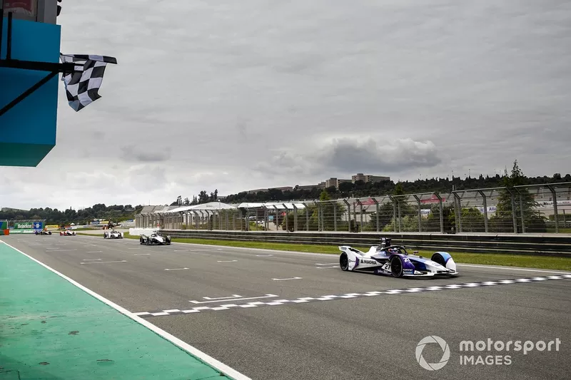 El ganador de la carrera Jake Dennis, BMW i Andretti Motorsport, BMW iFE.21 cruza la línea de meta