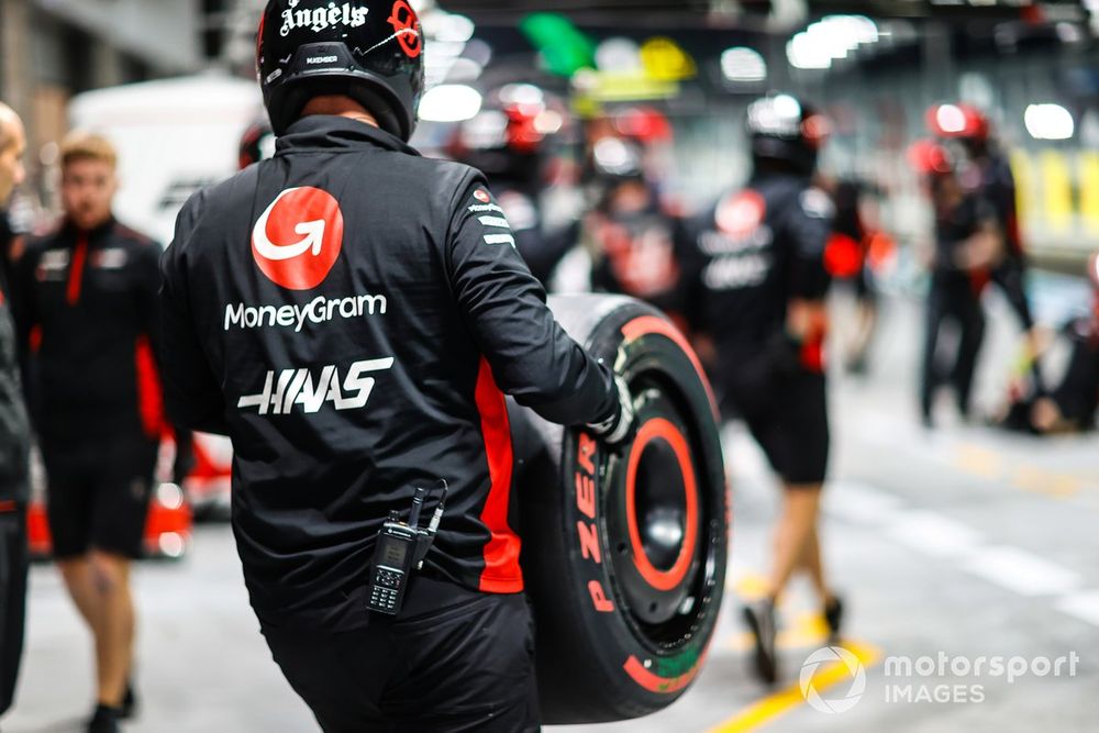 Un miembro del equipo Haas F1 Team con un neumático Pirelli
