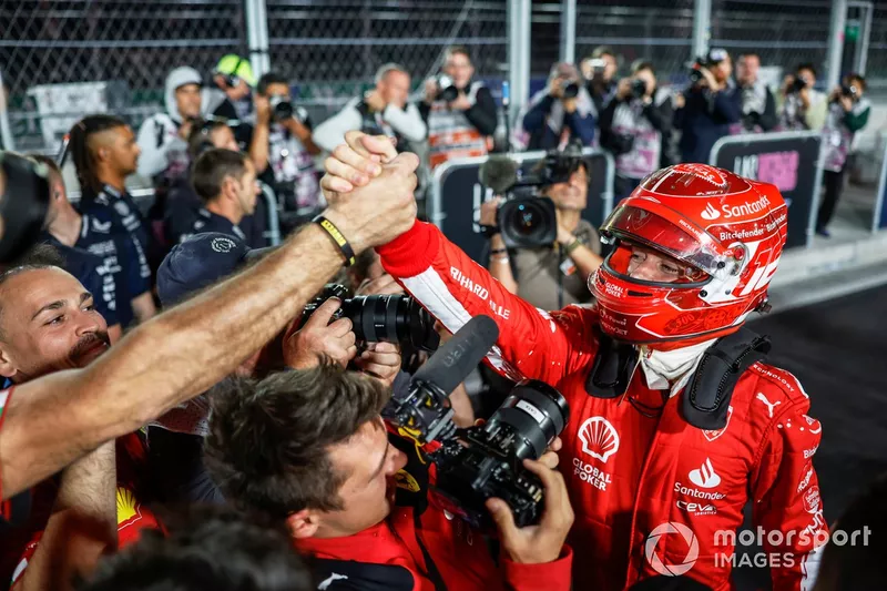 L'uomo della pole Charles Leclerc, Scuderia Ferrari, festeggia con la sua squadra al Parco delle Ferme