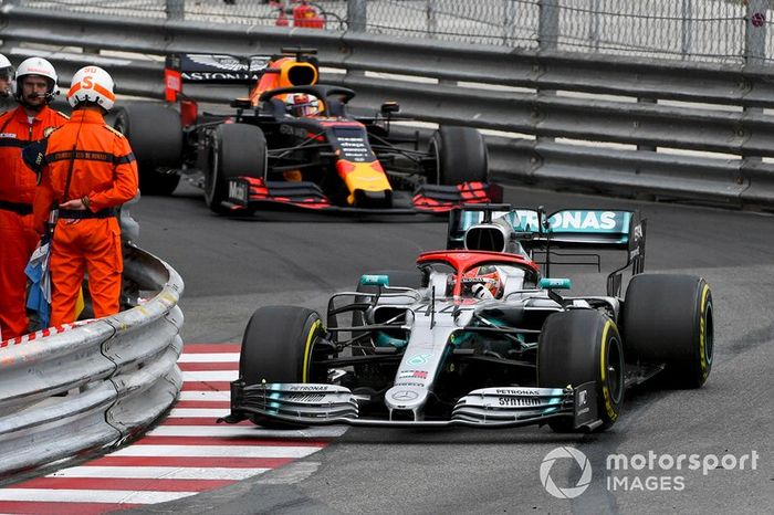 Lewis Hamilton, Mercedes AMG F1 W10 lidera a Max Verstappen, Red Bull Racing RB15