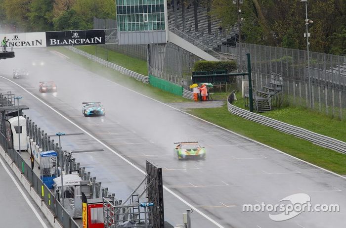 Salida: #63 GRT Grasser Racing Team Lamborghini Huracan GT3 Evo: Mirko Bortolotti, Rolf Ineichen, Christian Engelhart leads