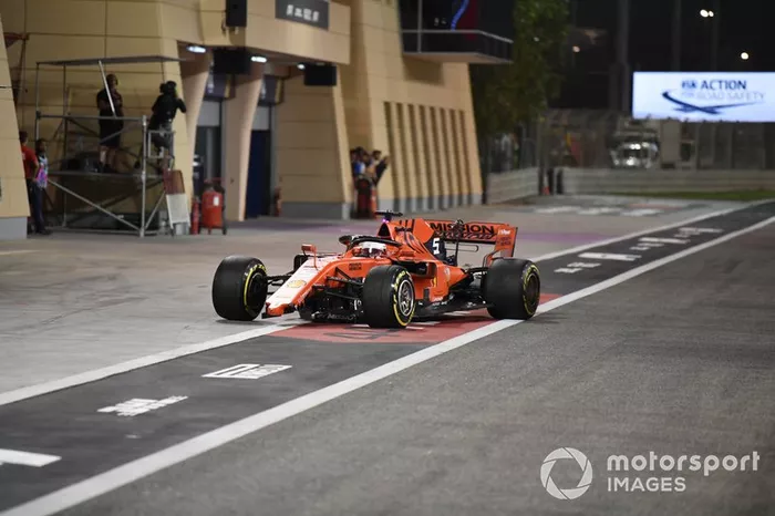 Sebastian Vettel, Ferrari SF90, hace una parada en boxes para sustituir su alerón delantero