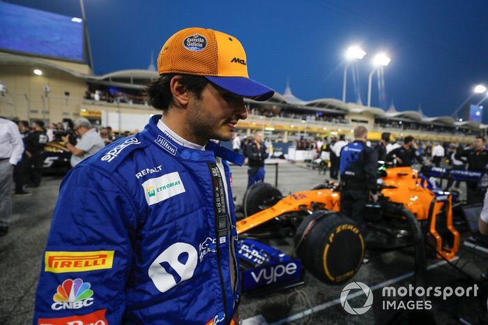 Carlos Sainz Jr., McLaren, en la parrilla