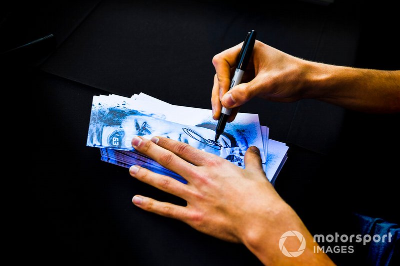 George Russell, Williams Racing, firma autografi ai tifosi