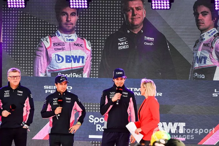 Otmar Szafnauer, director de equipo, Racing Point, Sergio Pérez, Racing Point y Lance Stroll, Racing Point en el evento de Federation Square