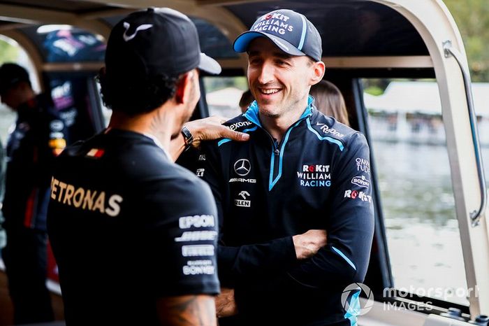 Lewis Hamilton, Mercedes AMG F1 y Robert Kubica, Williams Racing, camino al evento