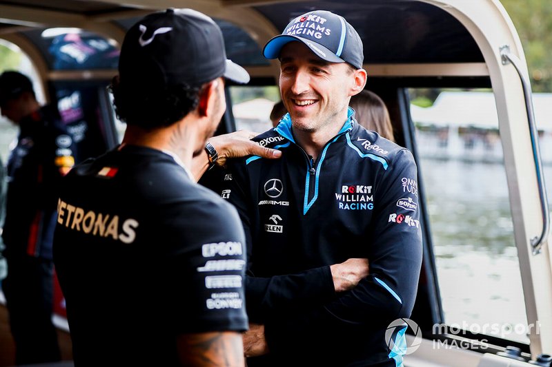 Lewis Hamilton, Mercedes AMG F1 e Robert Kubica, Williams Racing, si dirigono verso l'evento a Federation Square
