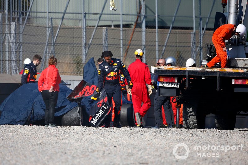 La monoposto di Pierre Gasly, Red Bull Racing RB15, viene recuperata dopo l'incidente