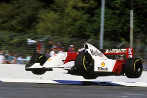 Mika Hakkinen,  a mezz'aria con la sua Mclaren MP4/8 alla curva Malthouse