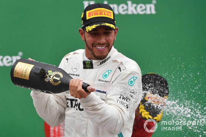 Podio: ganador de la carrera Lewis Hamilton, Mercedes AMG F1 celebra