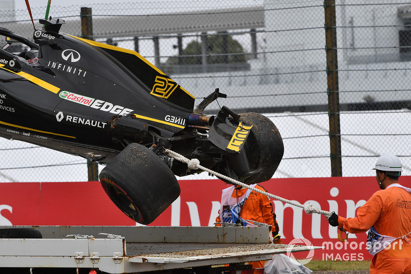 La monoplace accidentée de Nico Hulkenberg, Renault Sport F1 Team R.S. 18 est évacuée