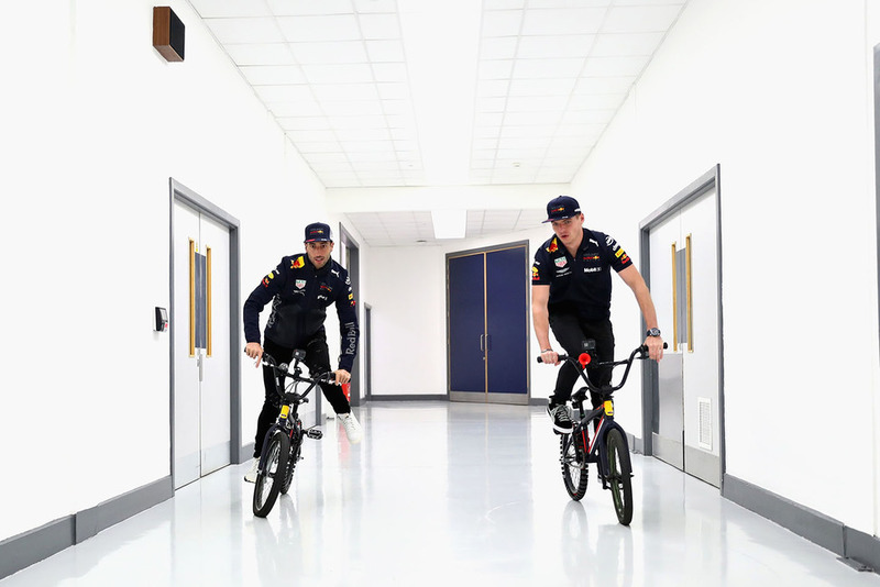 Max Verstappen, Red Bull Racing, y Daniel Ricciardo, Red Bull Racing, montan bicicletas en la fábrica