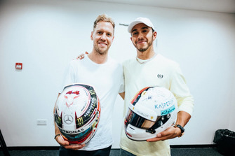 Lewis Hamilton, Mercedes AMG F1 W09, et Sebastian Vettel, Ferrari, échangent leurs casques