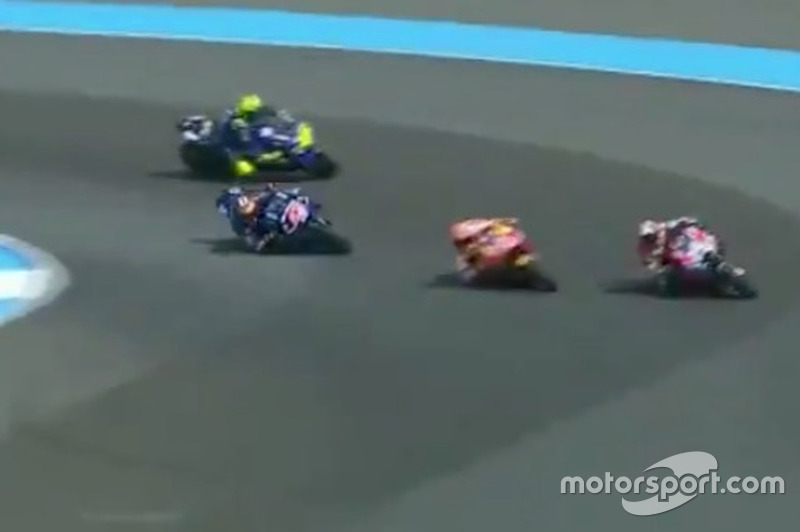 Con mucha habilidad, Rossi levanta la moto y esquiva a su compañero (Captura vídeo MovistarTV)