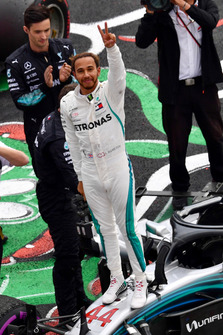 Lewis Hamilton, Mercedes-AMG F1 W09 EQ Power+, festeggia nel parco chiuso