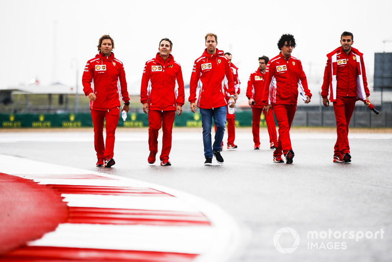 Sebastian Vettel, Ferrari, camina por el circuito