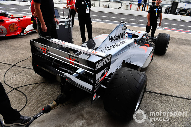 Mika Häkkinen pilote la McLaren MP4/13 à Suzuka