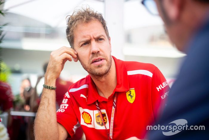 Sebastian Vettel, Ferrari y Roberto Chinchero, Motorsport.com