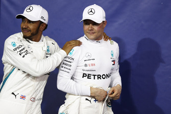 Lewis Hamilton, Mercedes AMG F1, con Valtteri Bottas, Mercedes AMG F1