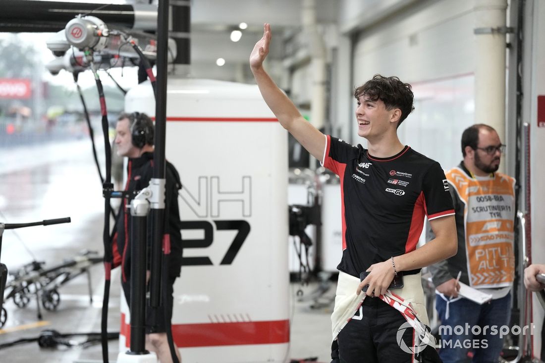 Oliver Bearman, Haas F1 Team, saluda a los aficionados en las gradas