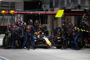 Max Verstappen, Red Bull Racing RB20, hace una parada en boxes