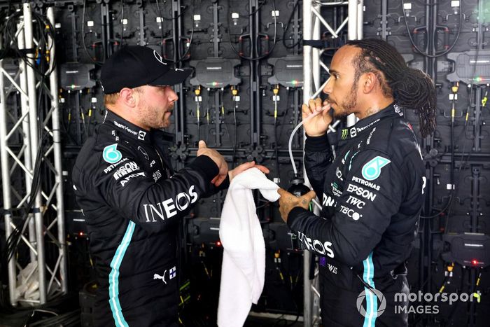 Valtteri Bottas, de Mercedes, y el ganador de la pole, Lewis Hamilton, de Mercedes, hablan en el Parc Ferme