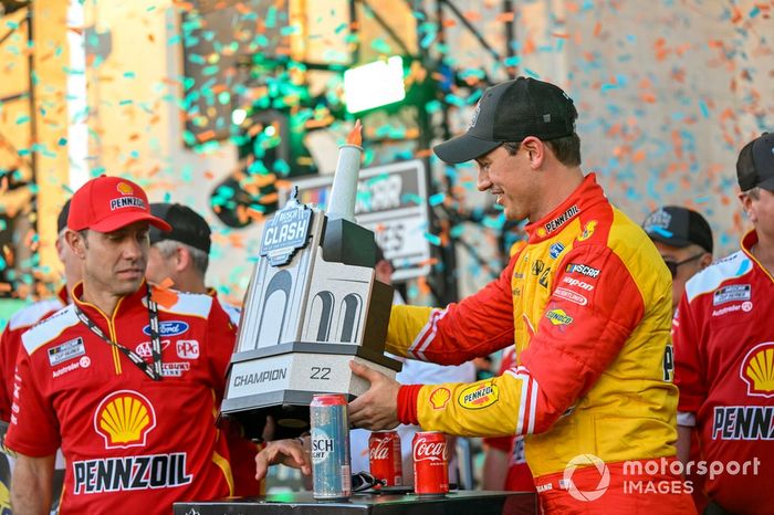 Joey Logano, Equipo Penske, Ford Mustang Shell Pennzoil celebra su victoria en la carrera