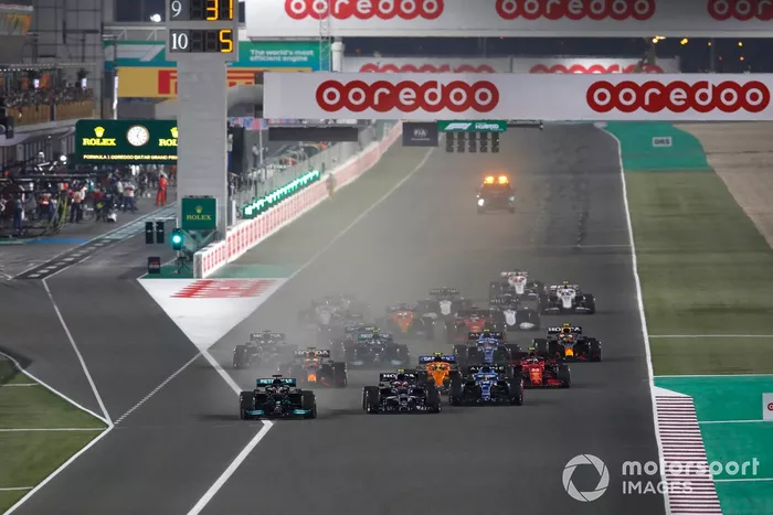 Arrancada: Lewis Hamilton, Mercedes W12, Pierre Gasly, AlphaTauri AT02, Fernando Alonso, Alpine A521, Lando Norris, McLaren MCL35M, Carlos Sainz Jr., Ferrari SF21 y el resto